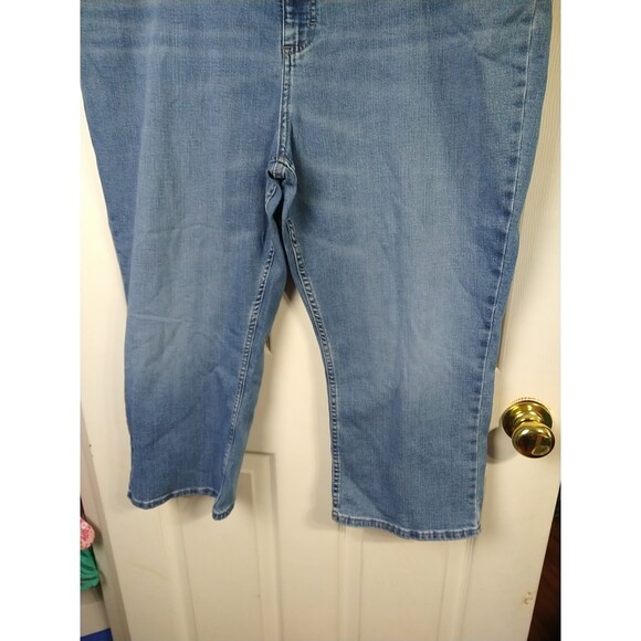 Lee Woman 20 Denim Capri Jeans Straight Zip 5 Pocket Norm Core Medium Wash - Picture 3 of 11